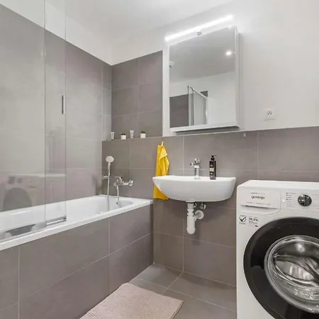 Large 75 M2 Next To Airport - Free Parking Apartment