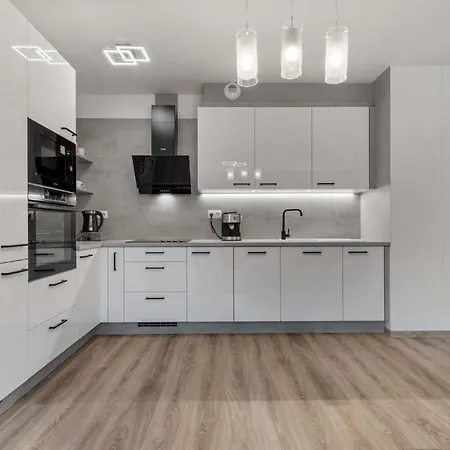 Large 75 M2 Next To Airport - Free Parking * Bratislava