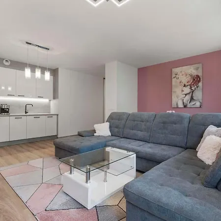 Large 75 M2 Next To Airport - Free Parking *