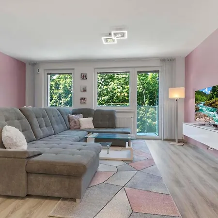 Large 75 M2 Next To Airport - Free Parking Apartment