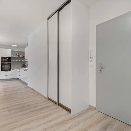 Apartment Large 75 M2 Next To Airport - Free Parking Bratislava