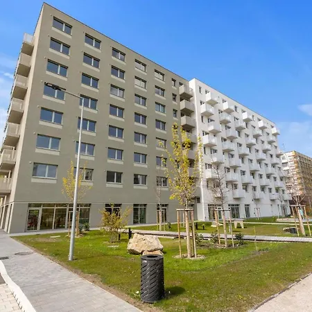 Large 75 M2 Next To Airport - Free Parking Bratislava