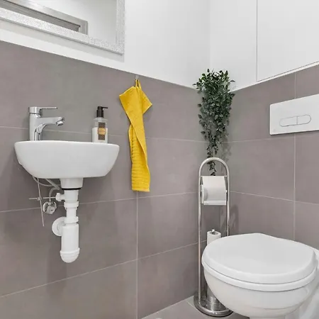 Large 75 M2 Next To Airport - Free Parking