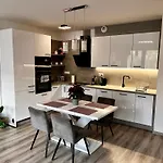 Large 75 M2 Next To Airport - Free Parking Apartamento Bratislava